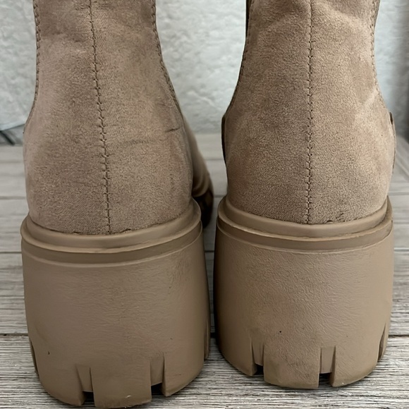 Chelsea Boots - Picture 9 of 14